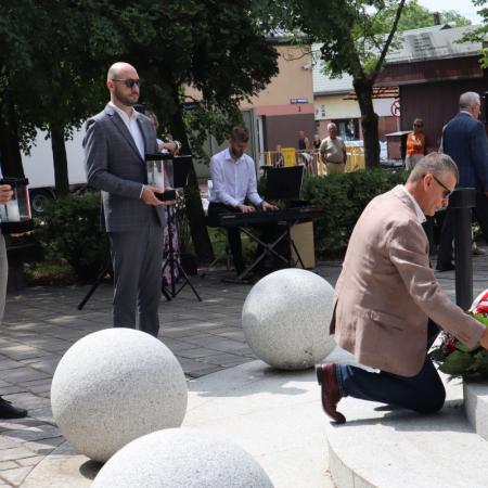 Burmistrz Drzewicy składający wieniec pod pomnikiem w parku  