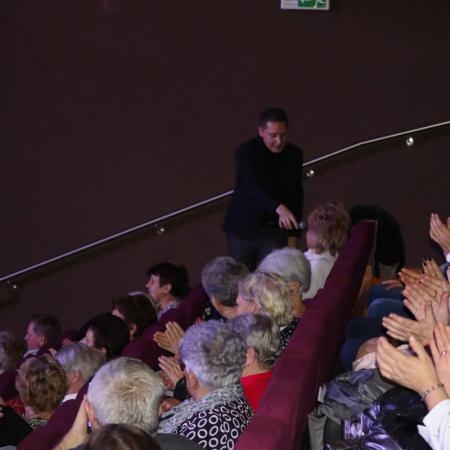 Antek Smykiewicz śpiewa wraz z publicznością w RCK