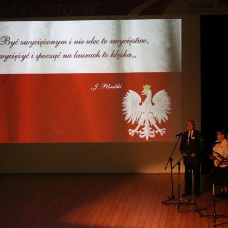 Projekcja Flagi Polski z cytatem 