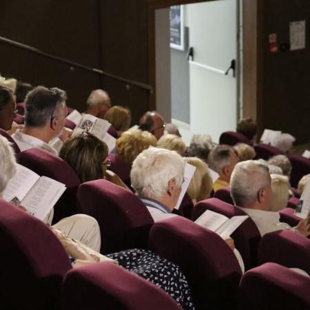 Zgromadzona publiczność  na sali widowiskowej w RCK 