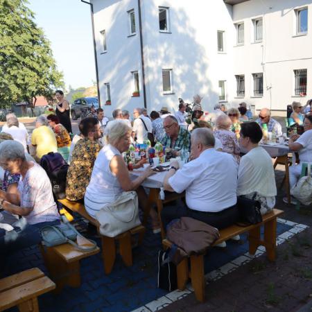 Grupa osób biesiaduje na "XVII Spotkaniu po latach.."