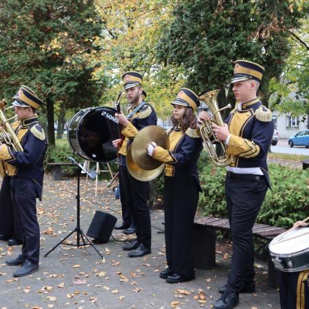 Młodzieżowa Orkiestra Dęta w trakcie gry.