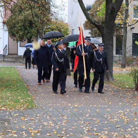 Poczty sztandarowe zmierzają pod Pomnik Pamięci.