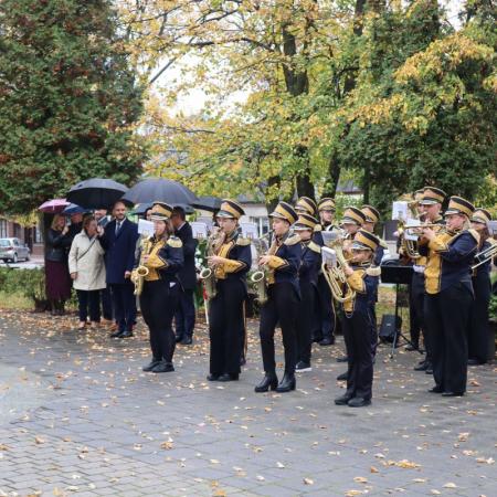 Orkiestra drzewicka wykonuje utwór.