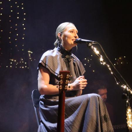 Anita Lipnicka śpiewa przy mikrofonie na scenie w RCK