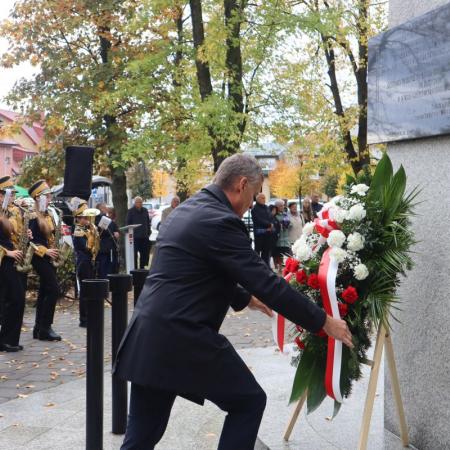 Burmistrz Drzewicy składa wieniec pod Pomnikiem Pamięci.