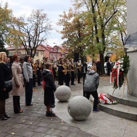 Przedstawiciele SP w Brzustowcu składają wieńce pod pomnikiem.