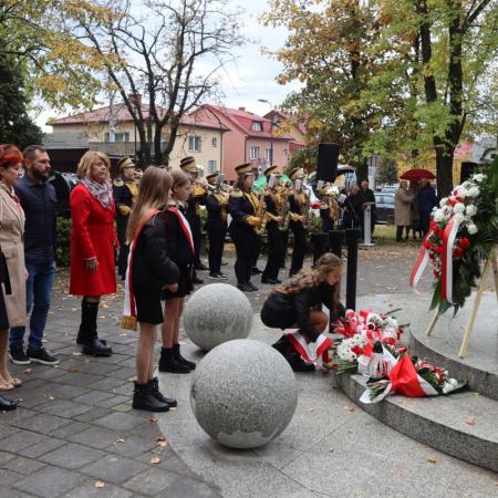 Składanie wieńcy przez poszczególne grupy społeczne z terenu Drzewicy.