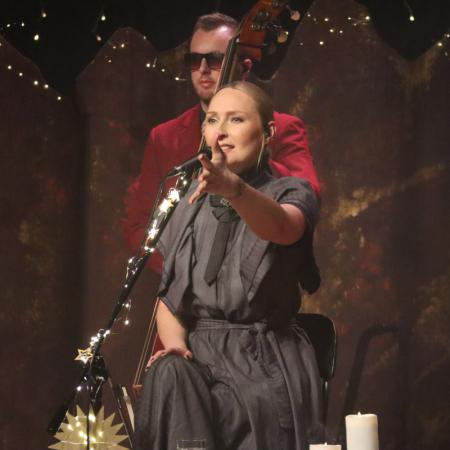 Anita Lipnicka śpiewa przy mikrofonie na scenie w RCK  