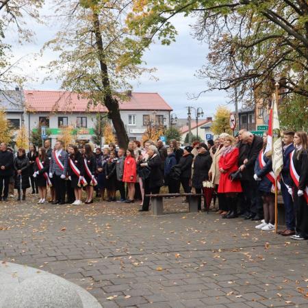 Zgromadzona społeczność na obchodach 80 rocznicy pacyfikacji Drzewicy.