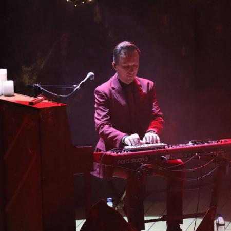 Muzyk gra na klawiszach podczas koncertu "O miłości-akustycznie" Anity Lipnickiej 
