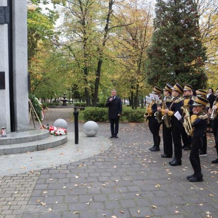 Burmistrz Janusz Reszelewski w trakcie przemówienia.