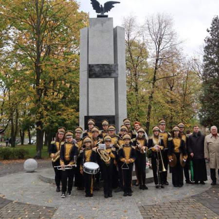 Orkiestra Dęta wraz z ludnością drzewicką.