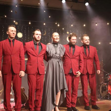 Anita Lipnicka z zespołem podczas koncertu w RCK