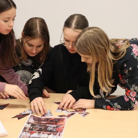 Grupa dziewczyn układa puzzle na warsztatach