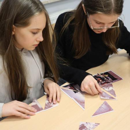 Dziewczyny układają puzzle na warsztatach ze "sztuki okopowej"