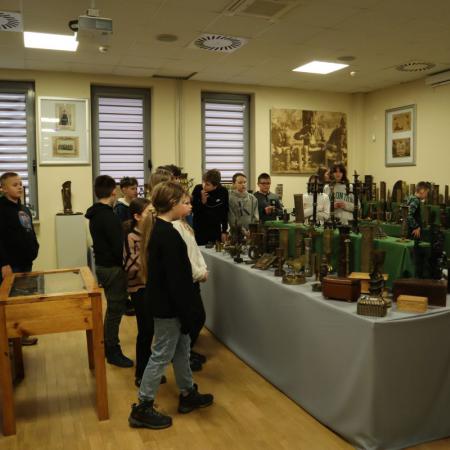 Młodzież z SP w Drzewicy zwiedza wystawę "Sztuka okopowa " w RCK