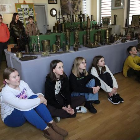 Młodzież ogląda filmik do wystawy "Sztuka okopowa"