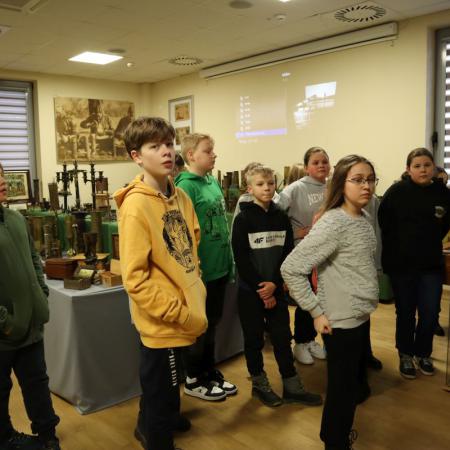 Uczniowie SP w Drzewicy zwiedzają wystawę "sztuka okopowa" w RCK