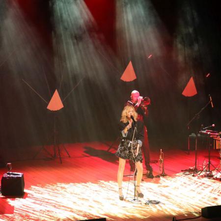 Anna Wyszkoni śpiewa na scenie przy mikrofonie 