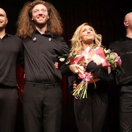 Ania Wyszkoni wraz z muzykami stoi na scenie w RCK