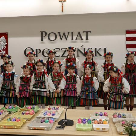 Zespół "Mali Drzewiczanie " podczas finału konkursu na plastykę zdobniczo-obrzędową w Starostwie Powiatowym w Opocznie