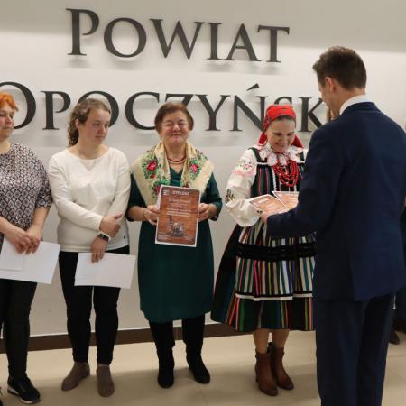 Starosta Powiatu opoczyńskiego wręcza upominki laureatkom konkursu