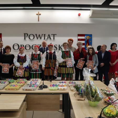 Laureaci konkursu wraz z organizatorami w Starostwie Powiatowym w Opocznie
