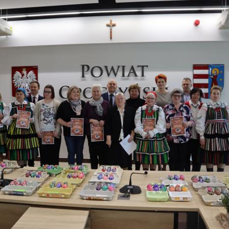 Laureaci konkursu wraz z organizatorami w Starostwie Powiatowym w Opocznie