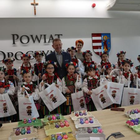 Dzieci w ludowych strojach z Panem Posłem i Dyrektor RCK w Starostwie Powiatowym w Opocznie 