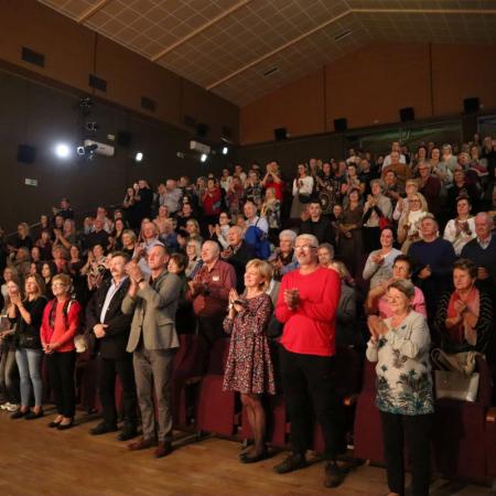 Publiczność sztuki teatralnej "Poprawka" 