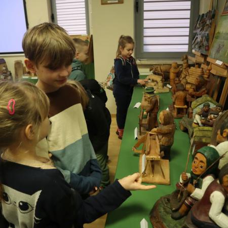Dzieci dyskutują na temat figurki 