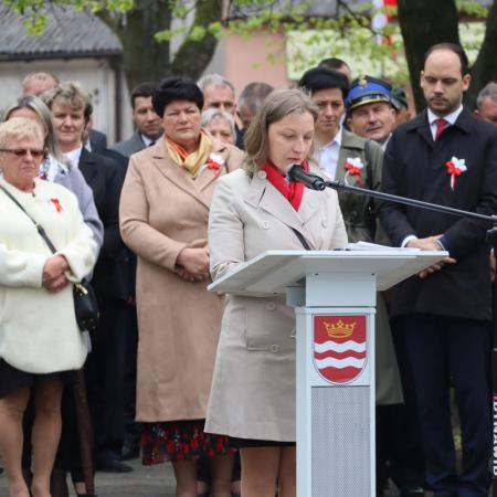 Prezes PGKiM przemawia do zgromadzonych osób pod pomnikiem z okazji 3 maja