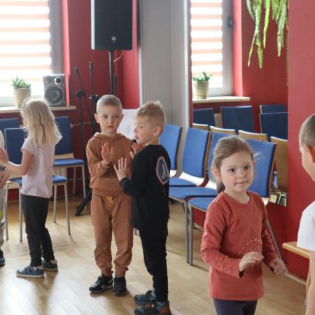 Dzieci tańczą do ludowej przyśpiewki pt. "Owczareczek"