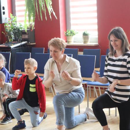 Nauczycielki z PS w Drzewicy wraz z dzieciakami bawią się na warsztatach z muzyki ludowej w RCK
