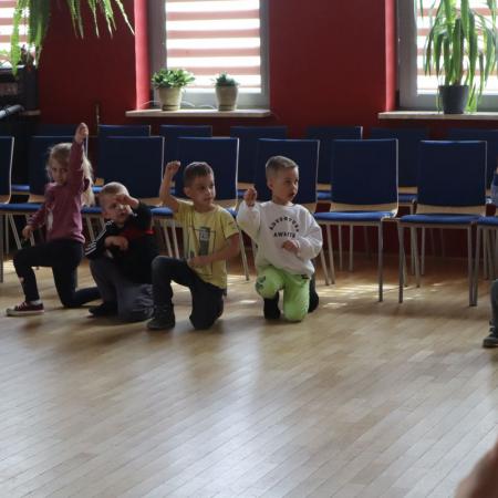 Dzieci z PS w Drzewicy bawią się w "szewczyka" na warsztatach