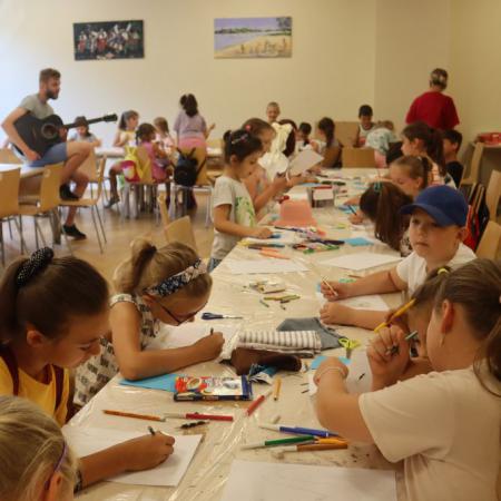 Układanie piosenki połączone z wykonywaniem prac plastycznych.