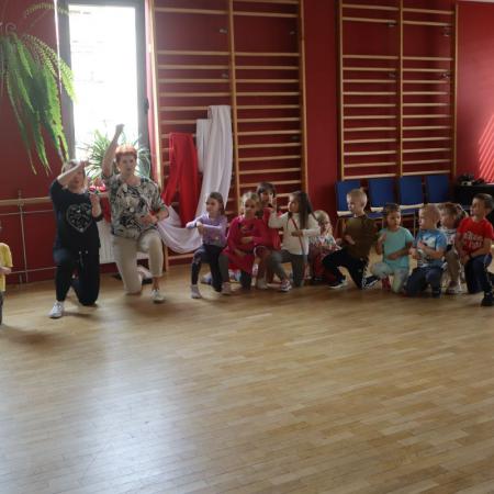 Dyrektor RCK prowadzi warsztaty z tańca ludowego dla dzieci z przedszkola w Drzewicy