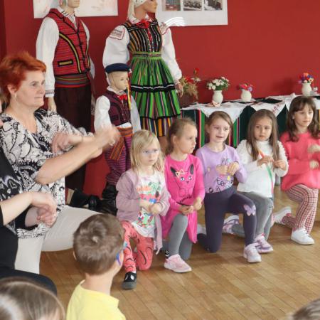 Dzieci z przedszkola w Drzewicy podczas zabawy pt. "Szewczyk"