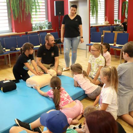 Uciskanie klatki piersiowej w trakcie pokazu pierwszej pomocy.