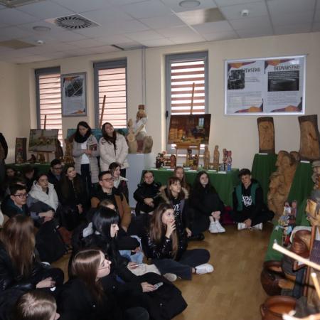 Uczniowie ZSP im. Jana Pawła II w Przysusze oglądają krótki film wystawowy 