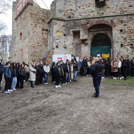 Zwiedzanie zamku w Drzewicy przez młodzież ZSP im. Jana Pawła II w Przysusze 
