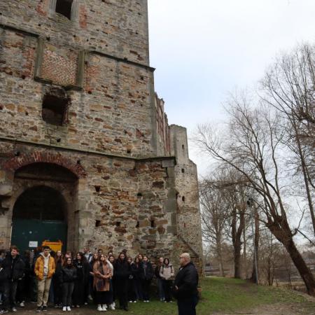 Dr Maciej Hubka opowiada uczniom historie zamku w Drzewicy 