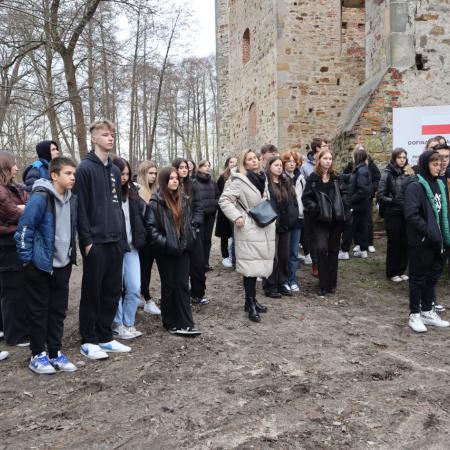 Młodzież ZSP im. Jana Pawła II w Przysusze na tle zamku w Drzewicy 