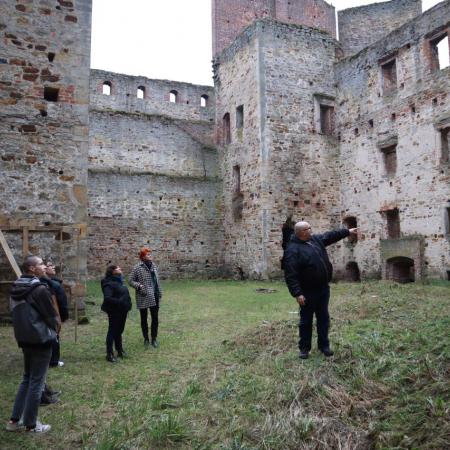 Dr Maciej Hubka pokazuje uczniom fragment zamku w Drzewicy 