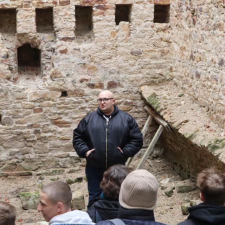 Dr Maciej Huka w zamku Drzewicy opowiada o kaplicy 