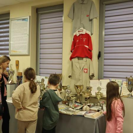 Dzieci oglądające osiągnięcia drzewickich sportowców.