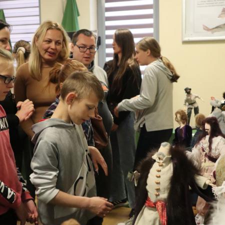 Uczestnicy ze Szkoły Specjalnej w Borkowicach oglądają wstawę lalek