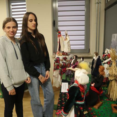 Uczennice ze Szkoły Specjalnej w Borkowicach oglądają wystawę lalek