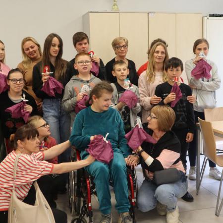 Grupowe zdjęcie uczniów i nauczycieli ze Szkoły Specjalnej w Borkowicach